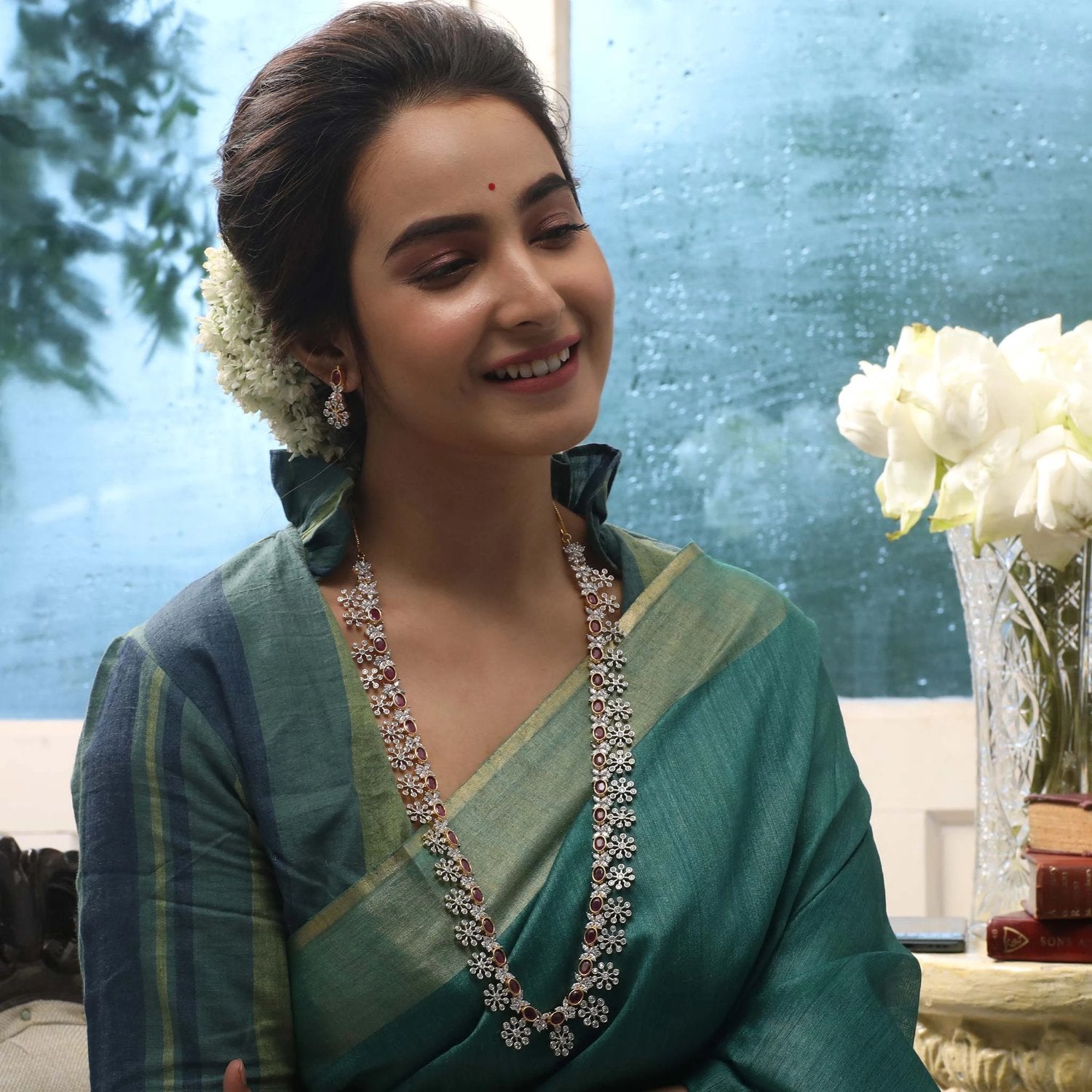 Saree with long necklace discount